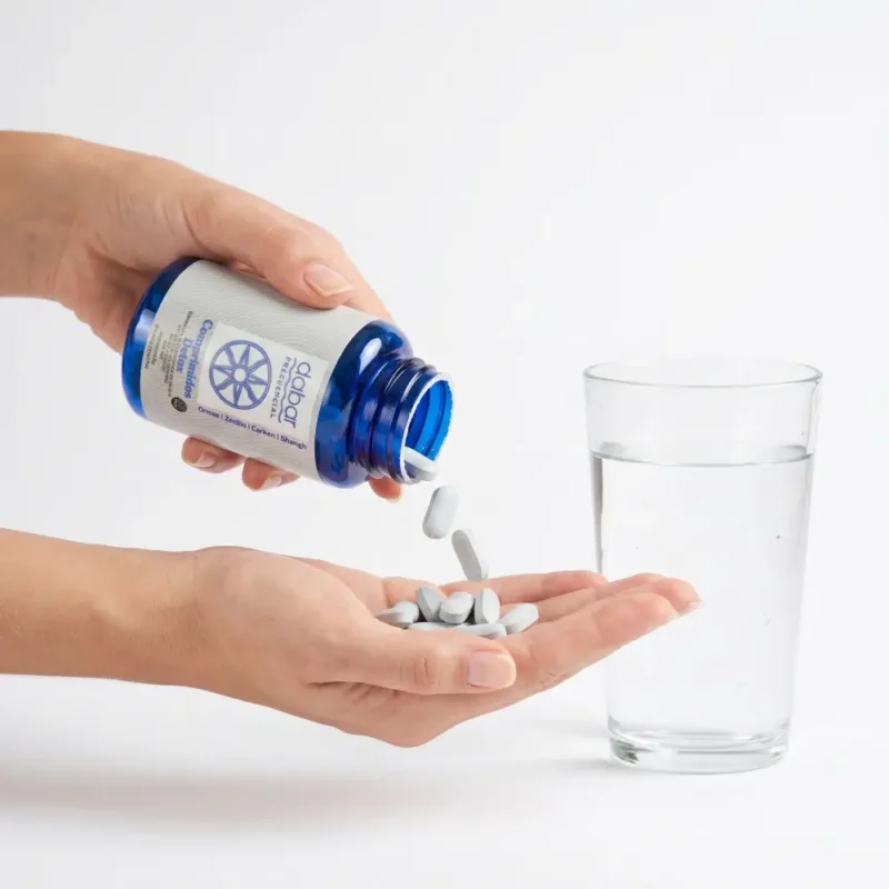 Comprimidos Detox 120u con agua Seleccionando comprimidos detox para beber con agua