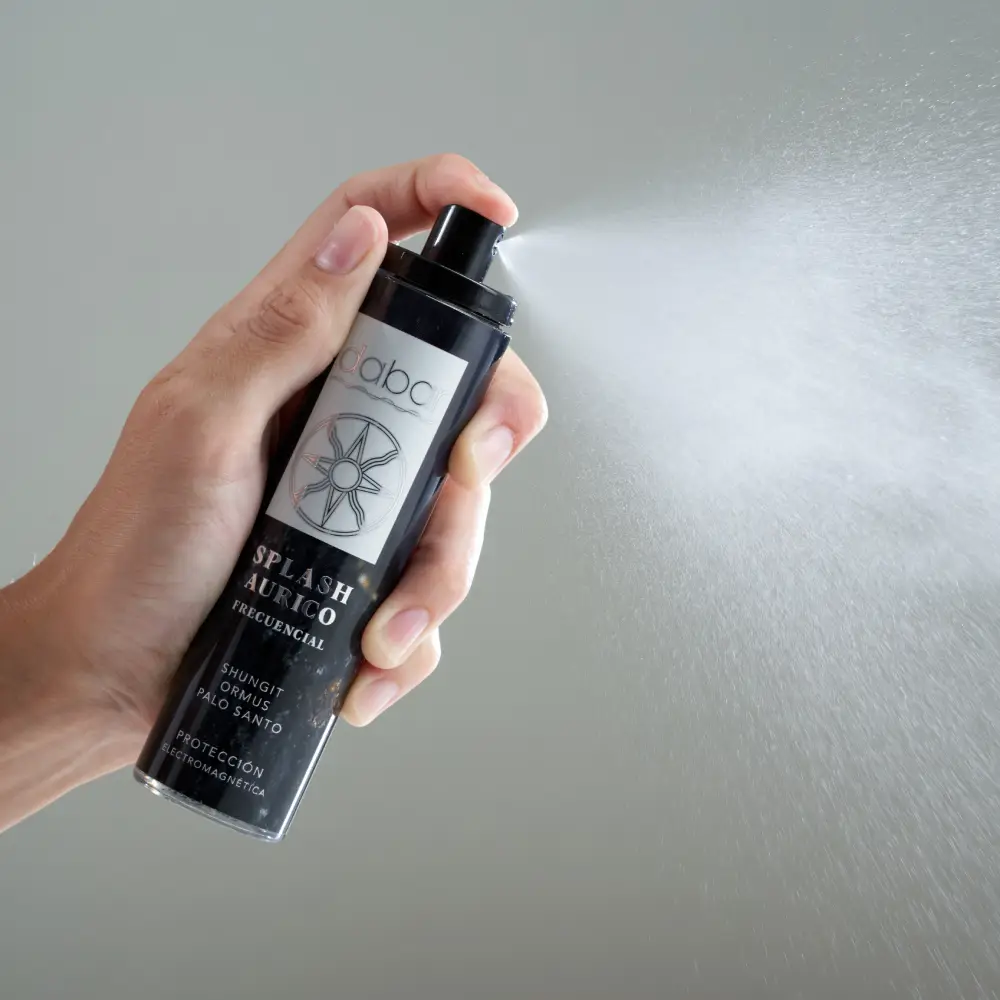 Protegiendo el ambiente rociando el splash aurico de protección electromagnética